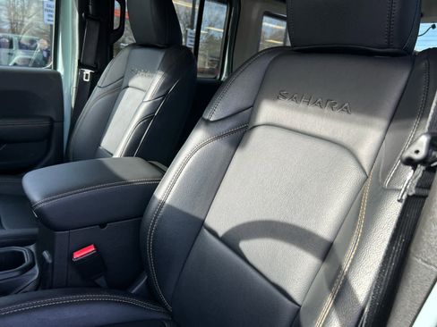 Used 2024 Jeep Wrangler Sahara image 21