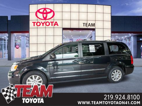 Used 2016 Chrysler Town & Country Touring FWD image 1