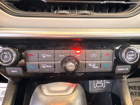 Used 2025 Jeep Compass Limited AWD/4WD image 17