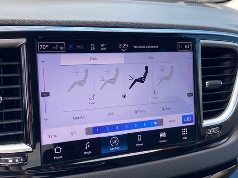 Used 2024 Chrysler Pacifica Touring-L image 14