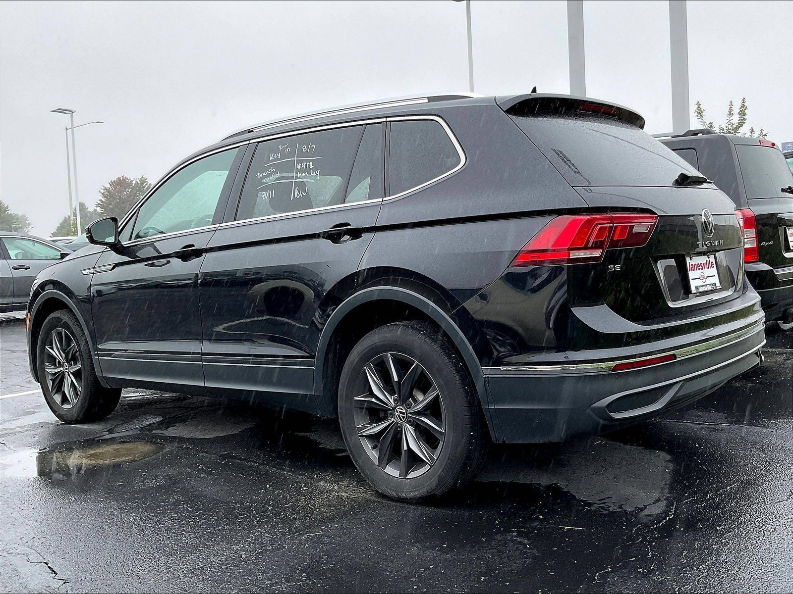 Used 2024 Volkswagen Tiguan SE FWD image 3