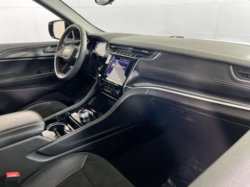 Used 2023 Jeep Grand Cherokee Altitude image 28