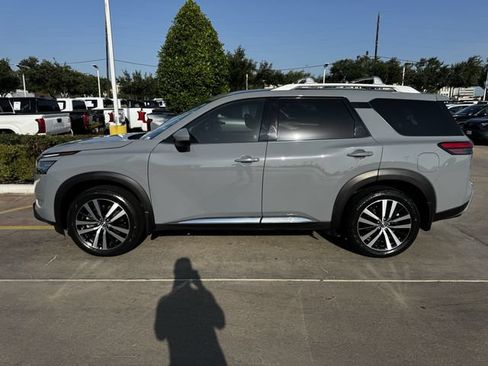 Used 2024 Nissan Pathfinder Platinum FWD image 3