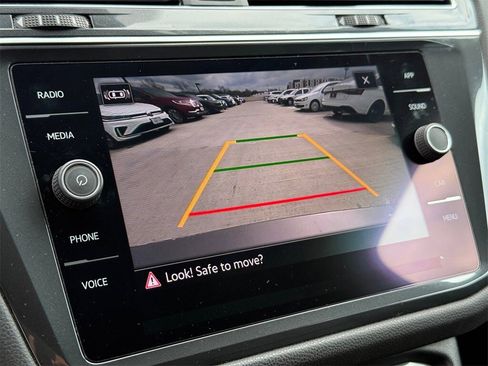 Used 2022 Volkswagen Tiguan SE image 19