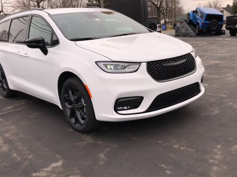 New 2026 Chrysler Pacifica Select image 2