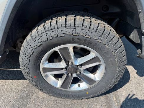 Used 2018 Jeep Wrangler Unlimited Sahara w/ Dual Top Group AWD/4WD image 13