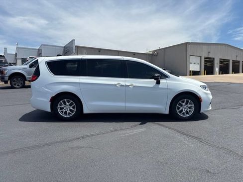 Used 2025 Chrysler Pacifica Select FWD image 4