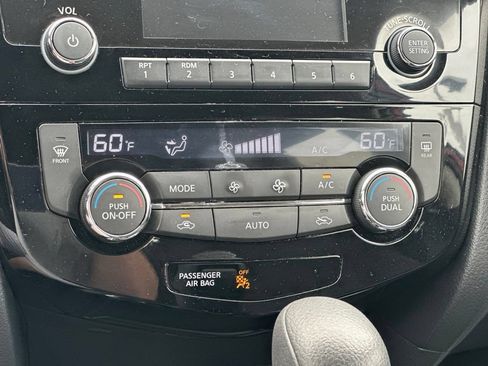 Used 2016 Nissan Rogue SV FWD image 25