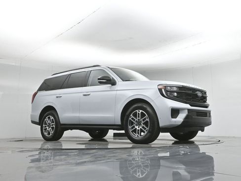 Used 2025 Ford Expedition Active RWD image 3