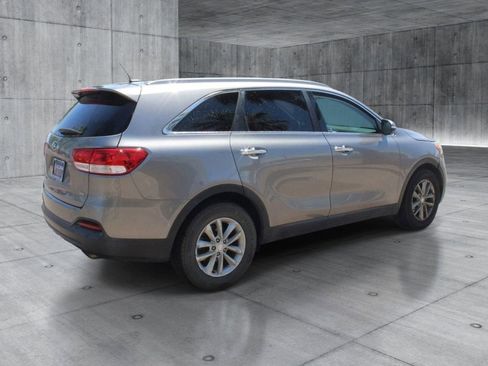 Used 2018 Kia Sorento FWD V6 image 5