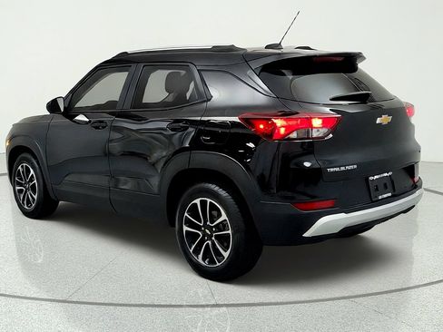 Used 2024 Chevrolet TrailBlazer LT w/ LT Cold Weather Package FWD image 3