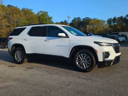 Used 2023 Chevrolet Traverse LT FWD image 2