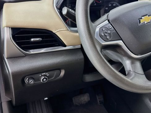 Used 2022 Chevrolet Traverse LS FWD image 12