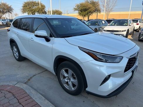 Used 2023 Toyota Highlander LE image 3