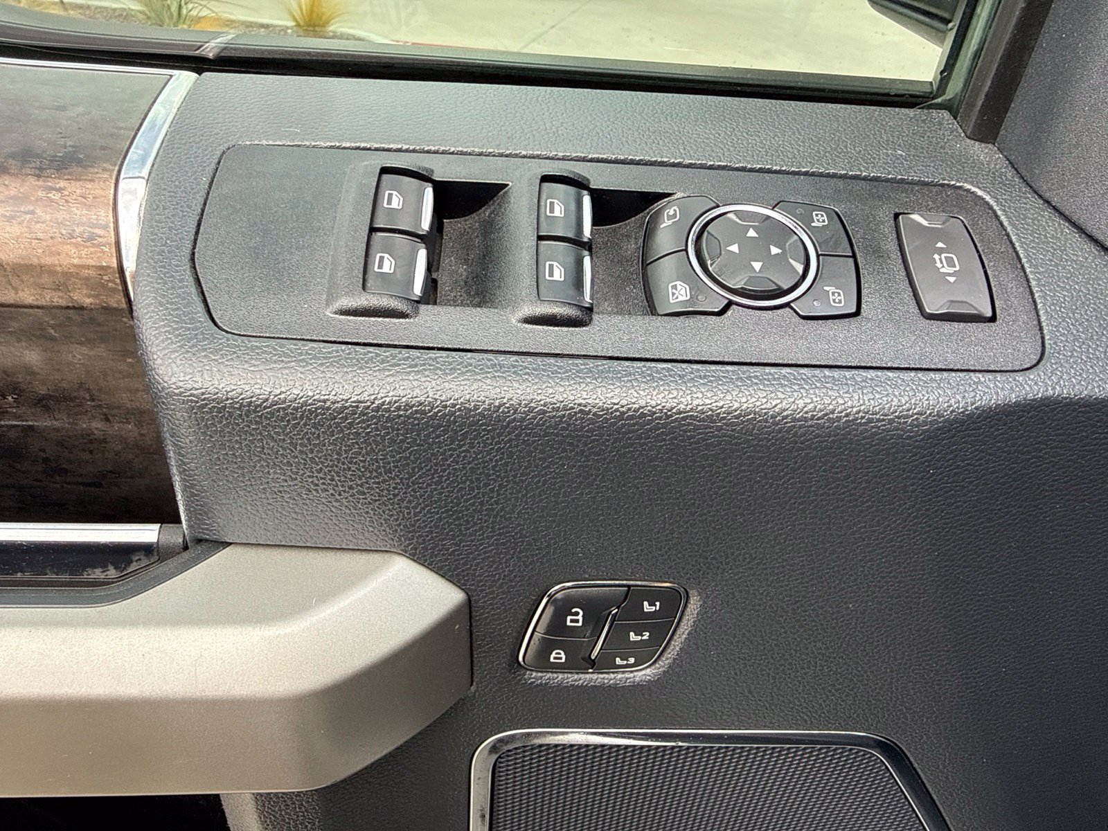 Used 2022 Ford F350 Lariat w/ Lariat Ultimate Package AWD/4WD image 10