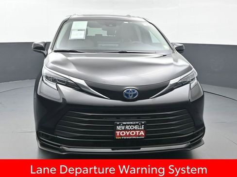 Used 2025 Toyota Sienna LE image 10