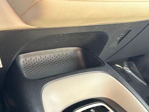 Used 2020 Toyota Corolla LE image 24