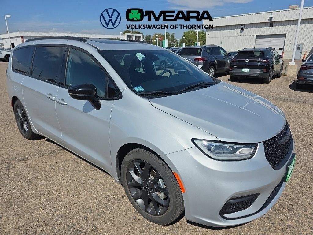 Used 2026 Chrysler Pacifica Limited w/ S Appearance Package FWD image 7