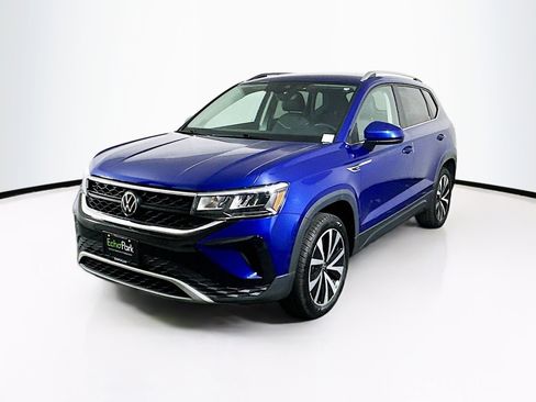 Used 2024 Volkswagen Taos SE image 3