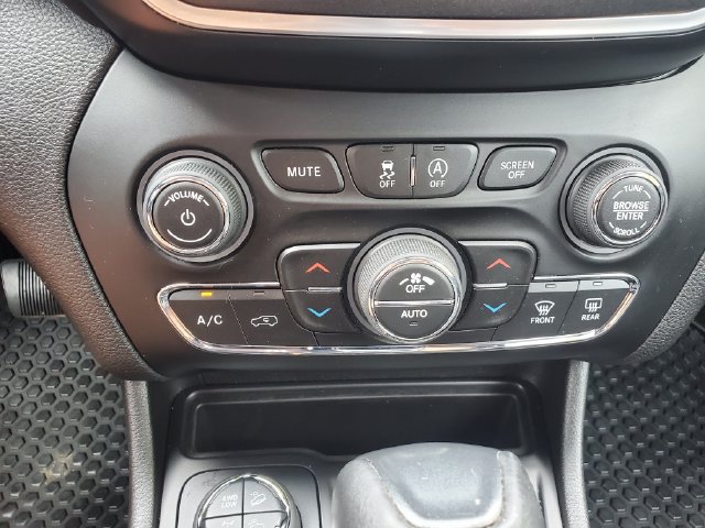Used 2019 Jeep Cherokee Trailhawk AWD/4WD image 32