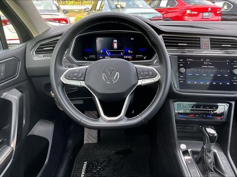 Used 2023 Volkswagen Tiguan SE image 5