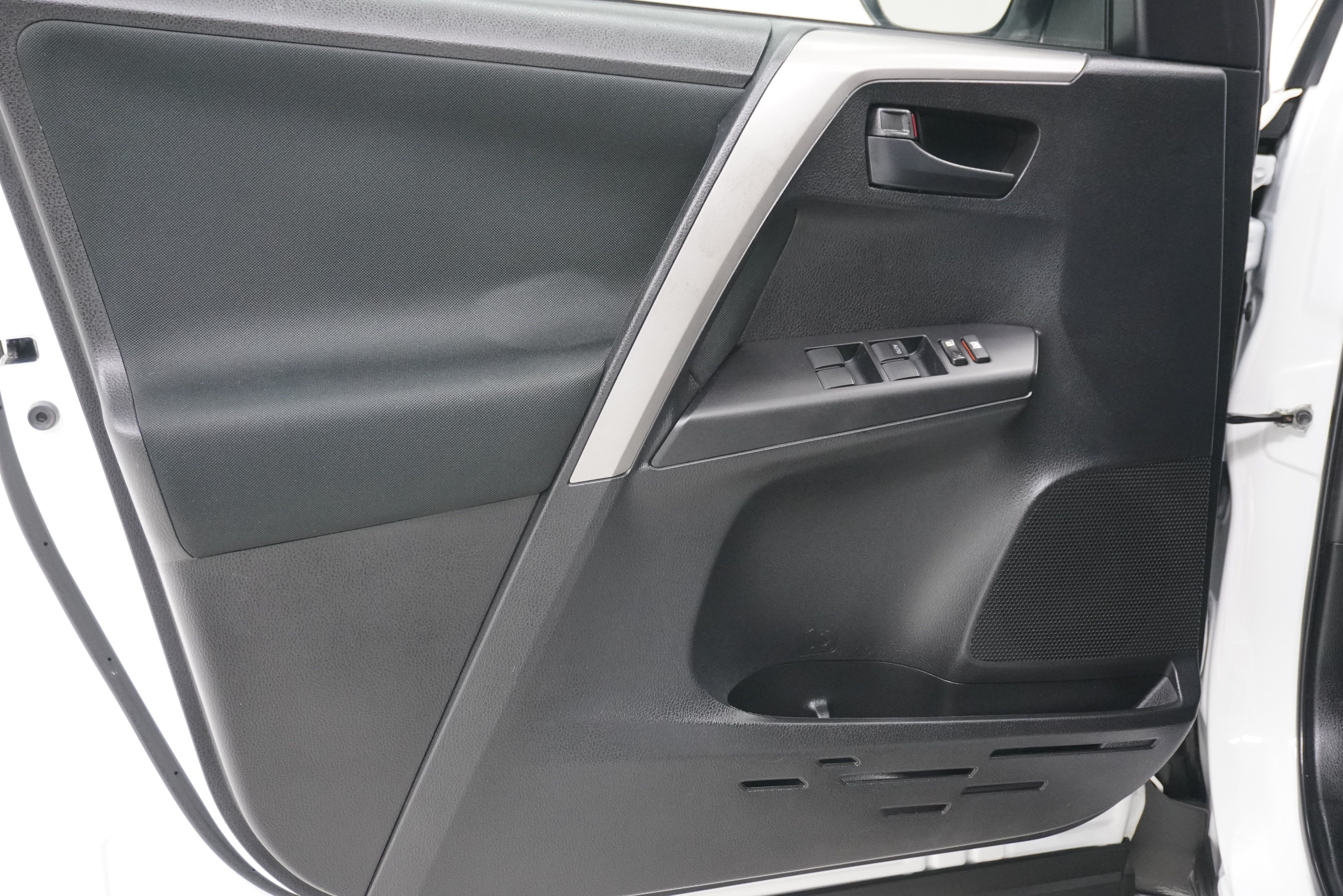 Used 2017 Toyota RAV4 LE FWD image 14