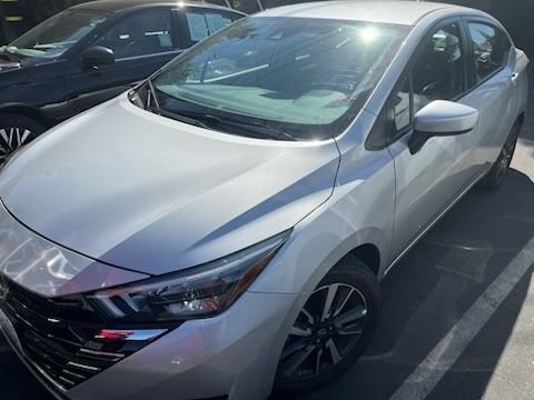 Used 2025 Nissan Versa SV FWD image 2