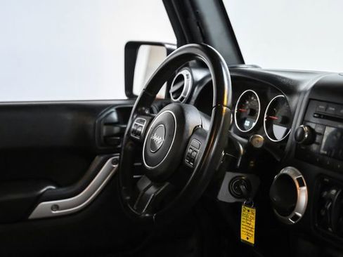 Used 2017 Jeep Wrangler Unlimited Sahara w/ Connectivity Group image 11