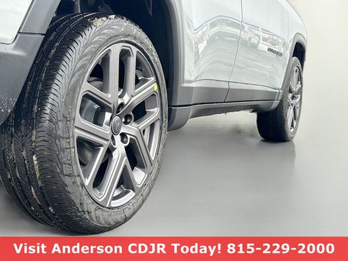 New 2026 Jeep Compass Latitude image 13