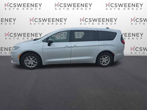Used 2024 Chrysler Pacifica Touring-L FWD image 4