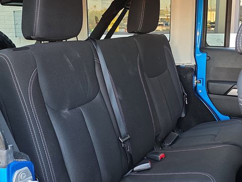 Used 2015 Jeep Wrangler Unlimited Rubicon w/ Connectivity Group image 31