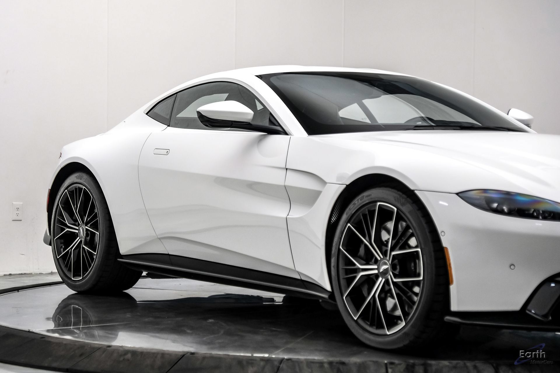 Used 2022 Aston Martin V8 Vantage Coupe RWD image 31