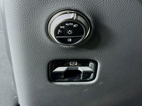 Used 2025 Mercedes-Benz GLC 300 4MATIC w/ AMG Line image 10