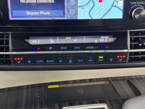 Used 2024 Toyota Sienna Limited image 30