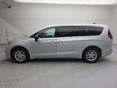 Used 2024 Chrysler Pacifica Touring-L FWD image 8