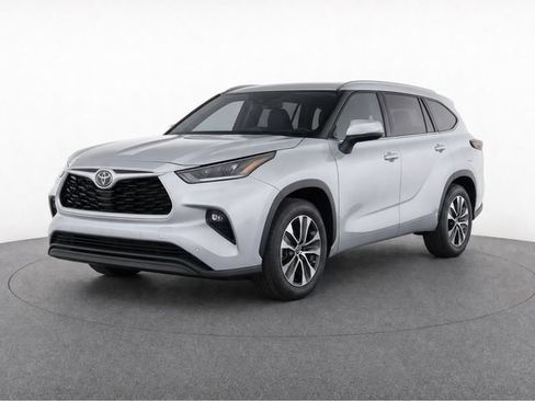 Certified 2025 Toyota Highlander XLE FWD image 8
