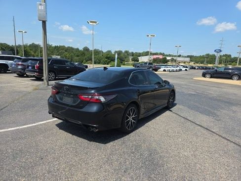 Used 2022 Toyota Camry SE FWD image 3