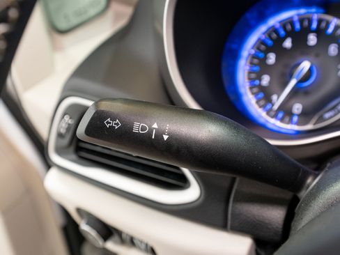 Used 2023 Chrysler Pacifica Touring-L FWD image 27