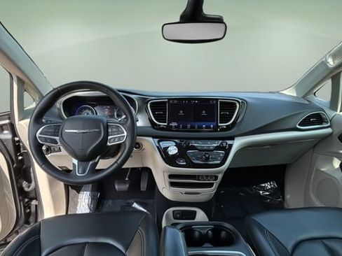 Used 2023 Chrysler Pacifica Touring-L FWD image 16