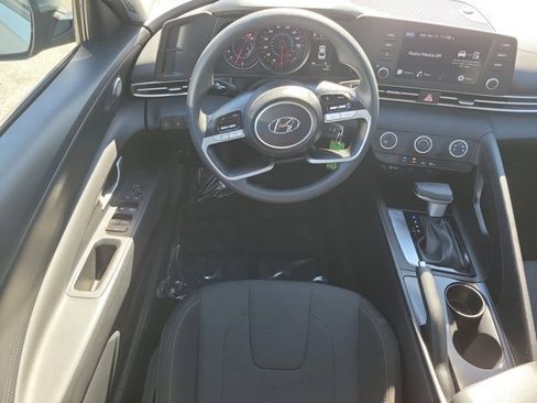 Certified 2022 Hyundai Elantra SE image 13