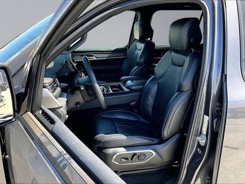 Certified 2024 Jeep Wagoneer L Series II w/ Flexible Seating Group AWD/4WD image 3