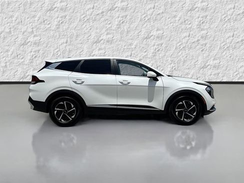 Used 2023 Kia Sportage LX FWD image 2