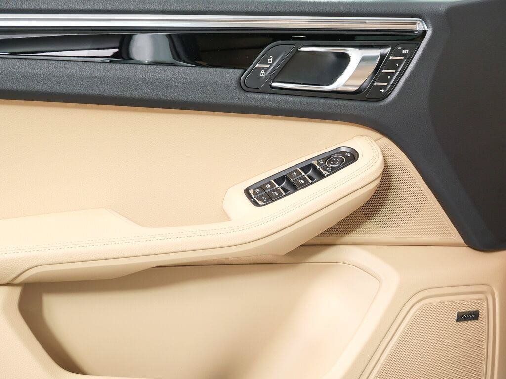 Certified 2026 Porsche Macan AWD/4WD image 6