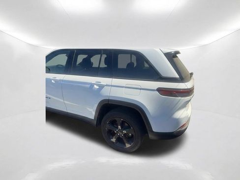 Used 2025 Jeep Grand Cherokee Altitude RWD image 8