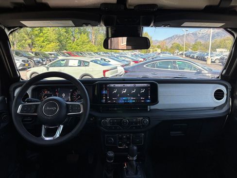 Used 2025 Jeep Wrangler Unlimited Sahara AWD/4WD image 33