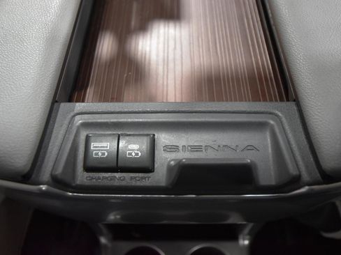 Used 2022 Toyota Sienna XLE image 41