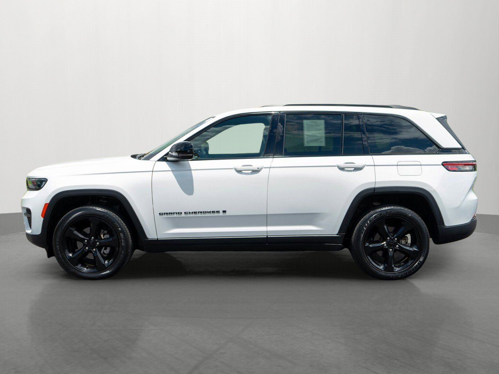 Used 2023 Jeep Grand Cherokee Altitude AWD/4WD image 4
