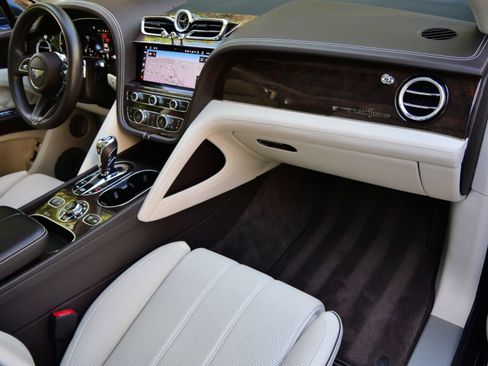 Used 2021 Bentley Bentayga AWD/4WD image 2