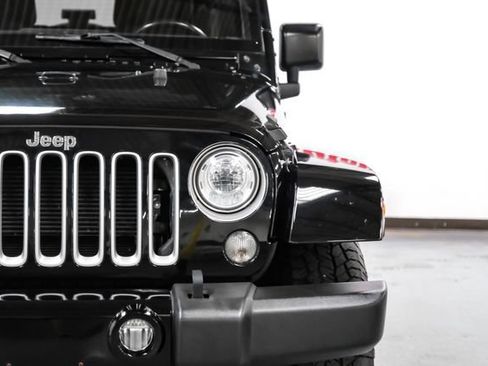Used 2017 Jeep Wrangler Sahara w/ Connectivity Group AWD/4WD image 29