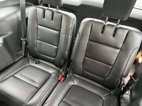 Used 2018 Ford Explorer XLT w/ Equipment Group 202A AWD/4WD image 12